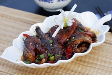 Đậm đà cá  nục kho me dân dã