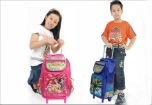 Ba lô siêu nhẹ, cần đẩy tháo rời "hút" phụ huynh học sinh