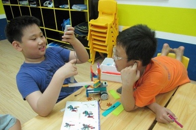 Dạy con KHCN bằng đồ chơi robot