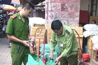 Bột chè, thạch bẩn Trung Quốc tuồn về chợ Đồng Xuân