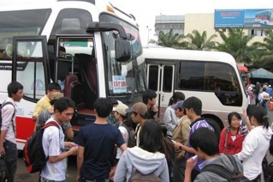 Cấm xe khách tăng giá cước, "bắt chẹt” học sinh