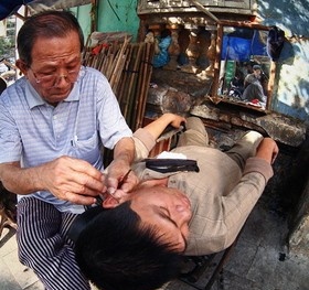 Cắt tóc vỉa hè: Coi chừng nhiễm HIV