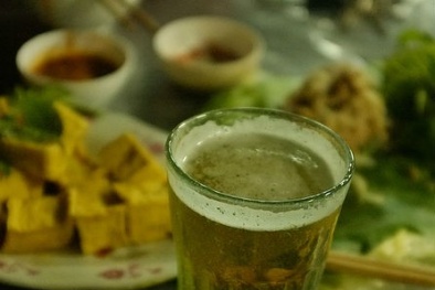 Thực khách choáng vì… bia bẩn