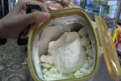 "Sốc" vì sữa bột đóng gói bằng xẻng