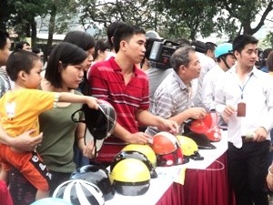 TPHCM: Đổi mũ bảo hiểm xịn cho người dân