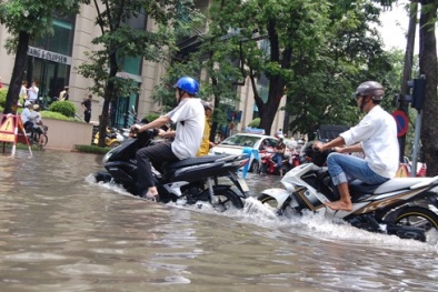 Hà Nội mưa lớn, nhiều đường bị ngập