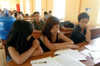 Cận cảnh hàng trăm cảnh sát đột kích quán bar