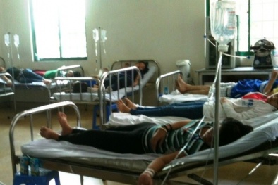 24 công nhân nhập viện vì thấy thức ăn có dòi