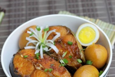 "Tốn cơm" cùng món cá basa kho trứng