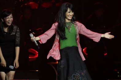 Hồng Nhung váy đụp “nổi đồng” trong đêm nhạc "Người Hà Nội"