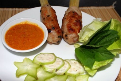 Lạ miệng với chạo tôm nướng mía