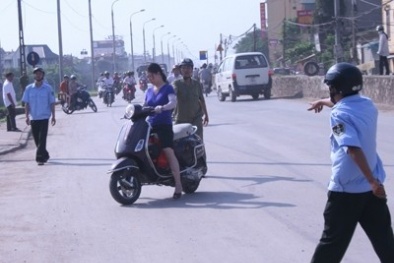 Đội mũ "thời trang" khi đi xe vẫn bị phạt?