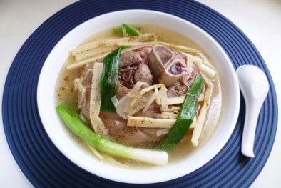 Canh măng tươi hầm chân giò ngon tuyệt