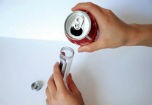 Những cách nạp pin điện thoại không giống ai