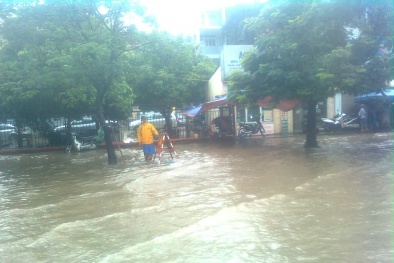 Đầu tư cả núi tiền, đường Hà Nội vẫn thành...sông