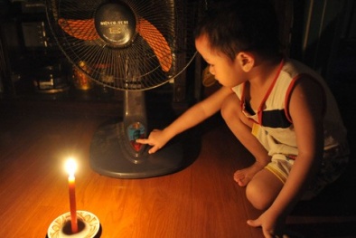 Khẩn trương cấp điện sau khi nổ biến áp ở Hà Nội