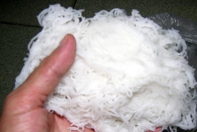 Lấy mẫu, công bố cơ sở sản xuất bún có hóa chất độc hại