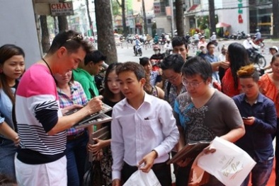 Ký tặng fan, Mr Đàm phát cả voucher... mua cá sạch