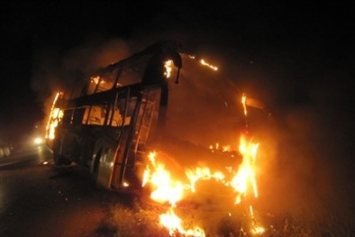 Xe khách giường nằm bốc cháy