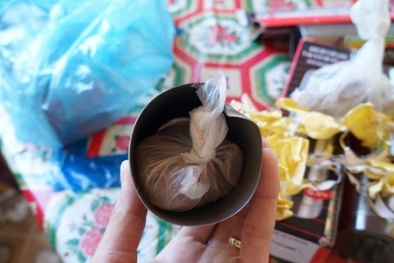 Chất lạ trong bình nước "Made in China"