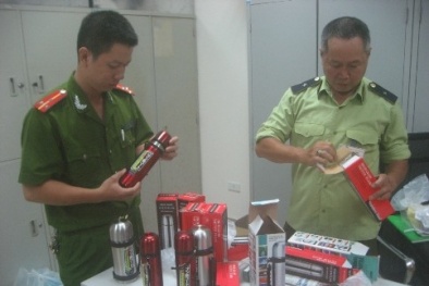 Cảnh sát thu giữ hàng trăm phích nước nghi chứa "chất lạ"