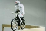 Lần đầu tiên trình diễn robot tự lái xe đạp