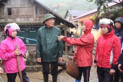 Bộ trưởng Giáo dục đội mũ cối, vào Bản Khoang thăm dân bị lũ