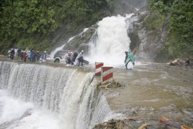 Giáo viên bị nạn, Bộ trưởng Giáo dục lên vùng lũ thăm hỏi