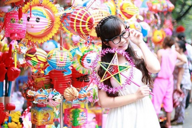 Thiếu nữ vẫn nô nức chụp ảnh phố Trung thu