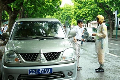 Cảnh sát giao thông mạnh tay 'xử' xe biển xanh