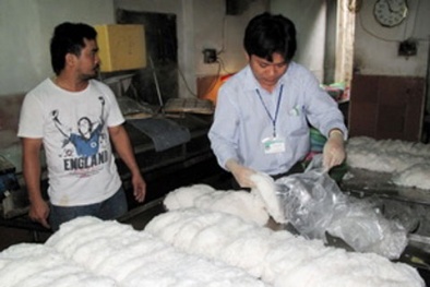 Thêm 1 cơ sở sản xuất bún bẩn bị phạt tiền