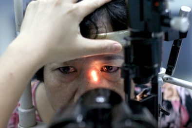 Bắt tay cũng có thể lây đau mắt đỏ