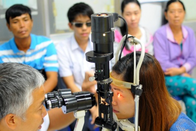 Đau mắt đỏ: đeo kính có tác dụng gì?