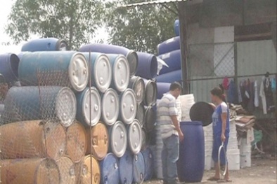 Thức ăn đựng trong thùng phi chứa hóa chất