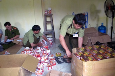 Kho thực phẩm chức năng lậu nằm ngoài bãi Sông Hồng