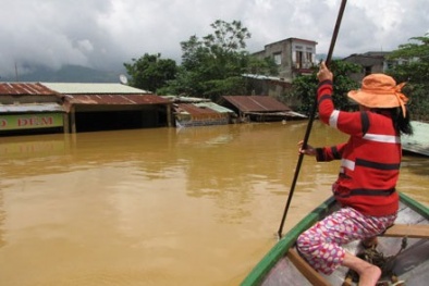 'Ông Thủy điện' xả lũ, nhà dân ngập đến nóc