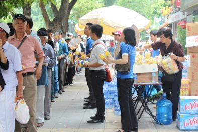 Ấm lòng bánh mì, nước uống miễn phí cho người đợi viếng Đại tướng