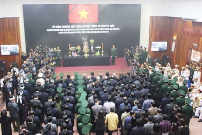 Hình ảnh lễ viếng Đại tướng Võ Nguyên Giáp ở Quảng Bình chiều tối 12/10