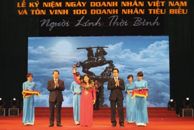 TGĐ Công ty Dược phẩm Tâm Bình được trao tặng Cúp Thánh Gióng