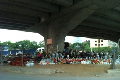 Kinh doanh dưới gầm cầu: Nên thông cảm cho dân hay không ?