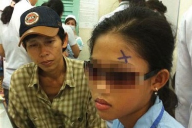 Đắp lá dâm bụt trị đau mắt đỏ, bé 13 tuổi bị mù