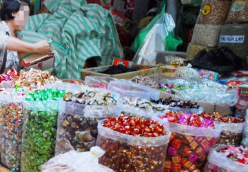 Tuyệt chiêu bán bánh kẹo ngoại 'hết đát'