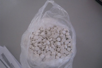 Bác sỹ, thầy cô giáo cho học sinh uống thuốc tẩy giun 'đáng ngờ'