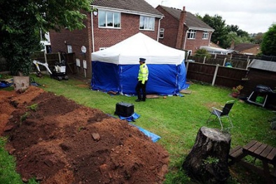 Kinh hoàng con gái giết cha mẹ rồi chôn xác trong vườn?