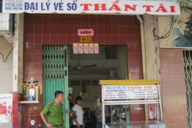 Phóng xe máy tạt axit vào 5 cô gái