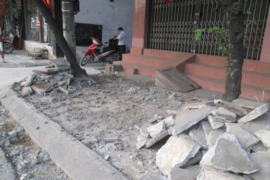 Xới vỉa hè ở Hà Nội: Quận Long Biên 'đổ' Sở, Sở 'đổ' Quận!