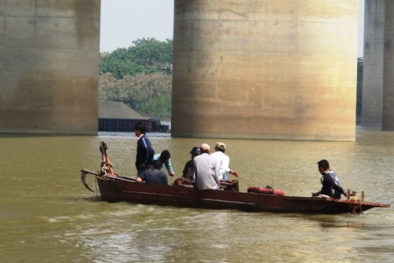 Gia đình nạn nhân thẩm mỹ viện tìm kiếm thi thể trên bờ và dưới nước