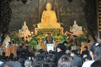 Hàng nghìn phật tử dâng hương cầu nguyện anh linh Đại tướng Võ Nguyên Giáp