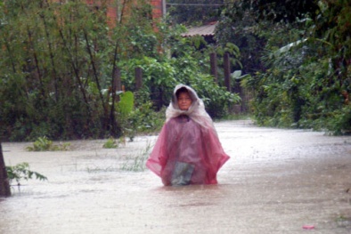 Lũ đạt đỉnh, người dân miền Trung hoang mang chạy lũ