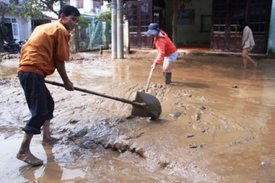 Hội An: Sau lũ, bùn 'dâng' đến 40cm
